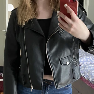 Skinnjacka - Populär skinnjacka från zara, i storlek M men passar mer S skulle jag säga. Inga defekter. Använd gärna köp nu❤️