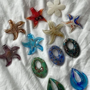 Smycken  - Glassmycken i olika storlekar, färger och mönster 🫶🏼 