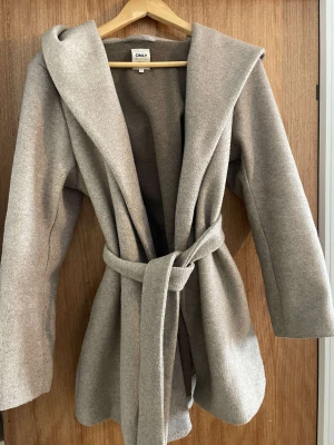 Beige kappa - Begie kappa ifrån Only men köptes ifrån Zalando. Kappan är i mycket gott skick o knappt använd. Kappan är i Medium men även du som har S kan använda den. Priset kan diskuteras.