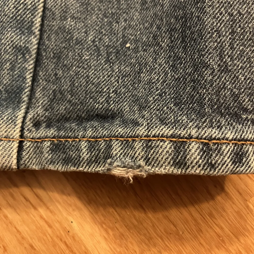 Ljusblå och mörkblåa straightleg jeans från Monki Storlek 26 Högmidjade jeans Använda ganska mycket Jätte lite slitet längst ner på jeansen på höger ben, och en liten fläck som inte syns tydligt ovanför den slitna delen  . Jeans & Byxor.