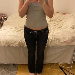True Religion Jeans Boot cut - Bootcut jeans från true religion. Tyvärr trasig gylf, men det är inget som syns då byxorna är så lågmidjade. Fina detaljer på fickorna.