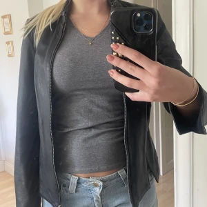 Skinnjacka  - Snygg skinnjacka med en kroppsnära passform