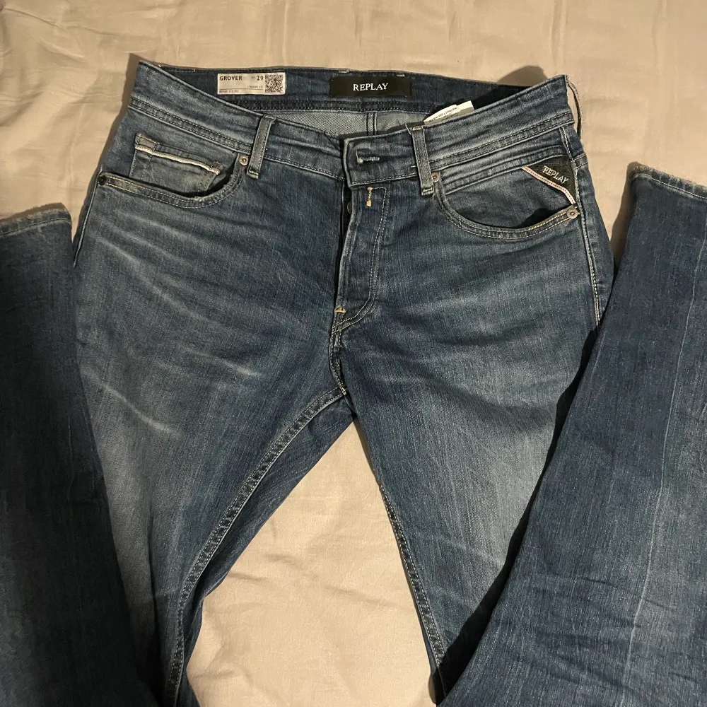 Säljer mina replay jeans då jag inte använder dom längre. Det är modellen grover. De är använda ett fåtal gånger och är i väldigt bra skick. Pris kan diskuteras!. Jeans & Byxor.