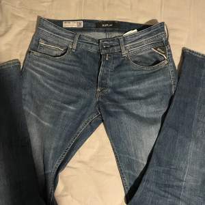 Säljer mina replay jeans då jag inte använder dom längre. Det är modellen grover. De är använda ett fåtal gånger och är i väldigt bra skick. Pris kan diskuteras!