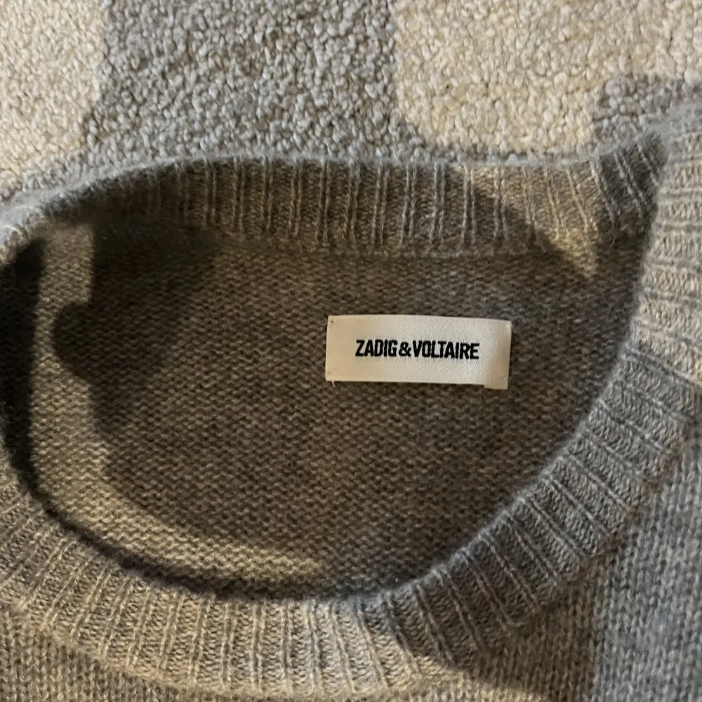 Skön cashmere sweatshirt från Zadig & Voltaire. Stickat.