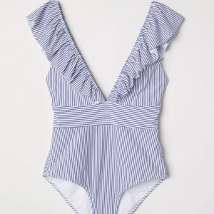 Randig baddräkt med volanger  - Randig baddräkt med volanger 75kr storlek xs/s