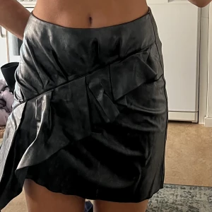 Isabel markant kjol - Svart kjol från Isabel Marant. Använd två ggr så i väldigt bra skick. Konstläder🖤fransk 36a≈ 34