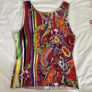 rött linne  - rött linne med mönster köpt secondhand 