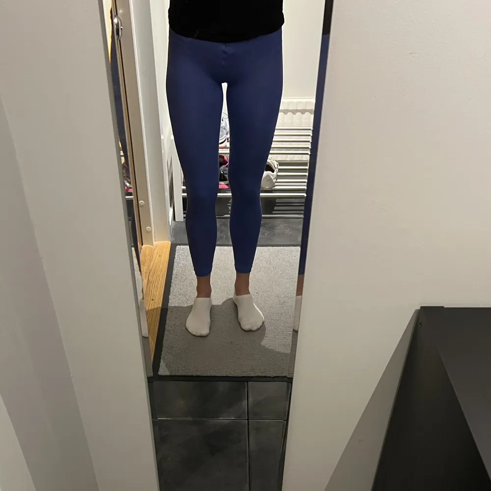 Tunna tights, 100 den, från H&M. Använda en gång. . Jeans & Byxor.