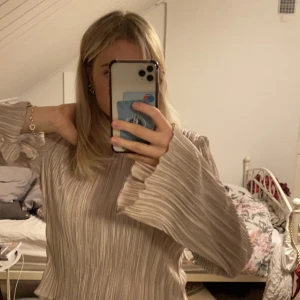 Långärmad topp - Säljer min rosa topp som tyvärr inte kommer till användning längre. Stl S kan upplevas lite större använd få gånger, ser ut och är som ny. Öppen i ryggen.  Nypris: 400kr