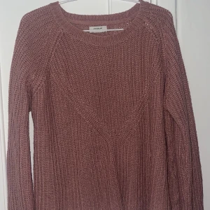 Stickad tröja rosa - Enkel smutsrosa stickad tröja. Lite lösare modell som inte sitter åt. Färgen är något mer rosa i verkligheterna än vad den är på bild skulle jag säga. Tror att den är köpt på Only, lite oklart. 