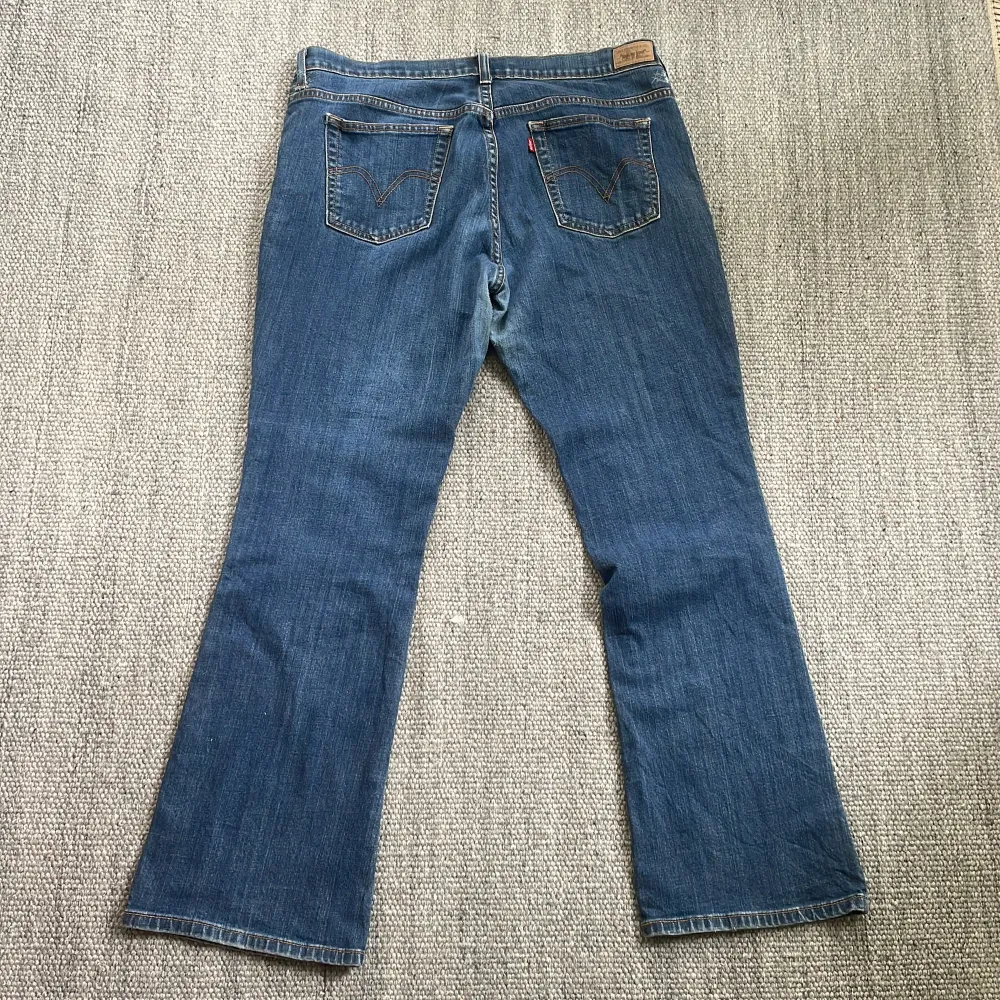 Levis 515 bootcut jeans! Fint vintageskick! Lite slitning i skrevet och lagning som syns på bild 3, size 34/32 . Jeans & Byxor.