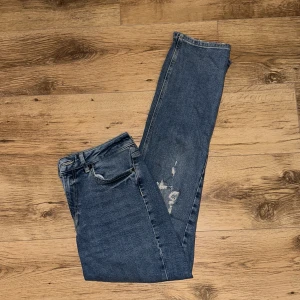Jeans - Jeans från Vero Moda. W29/L32.  Rensar ur min garderob just nu🌼 Kika och se om du ser något mer i min profil som du gillar så skickar jag med det till dig också!😊 Fler kläder kommer!  