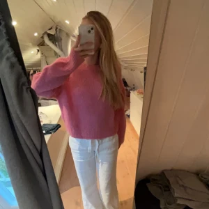 Stickad tröja - !!LÄGGER UPP IGEN PGA OSERIÖS KÖPARE!! Säljer min fina stickade tröja ifrån Hm i riktigt fint skick som inte säljs längre. Något nopprig vilket alla stickade tröjor blir. Perfekt till hösten eller sommarkvällar. Använd gärna köp nu! Skriv annars💗