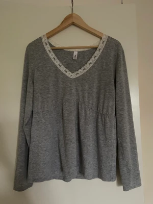 Grå tröja med spets - Superskön grå tröja med spets. Passar både till vardags men går även att klä upp💕