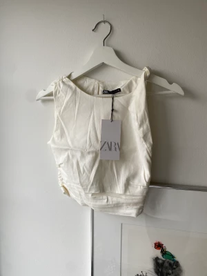 Topp  - Aldrig använd, lappen sitter kvar. Köpt för 259kr. Linnetyg, väldigt mjukt material