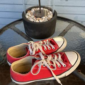 Tjena, säljer nu min syrras feta Converse skor i färgen röd. Som nämnt är skorna i ett väldigt gott skick då de inte har används jättemycket, används i ca 3-4 månader. Inga djur hemma🐾 Vid frågor eller liknande är det bara att kontakta!