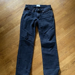 Mörkgrå abrand jeans - Mörkgrå/svarta jeans från abrand i modellen A99 low straight