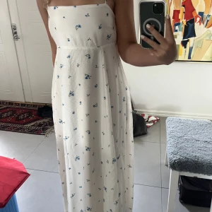 Klänning  - Superfin sommarklänning från H&M. Perfekt till midsommar eller på en fin sommarkväll🥰 