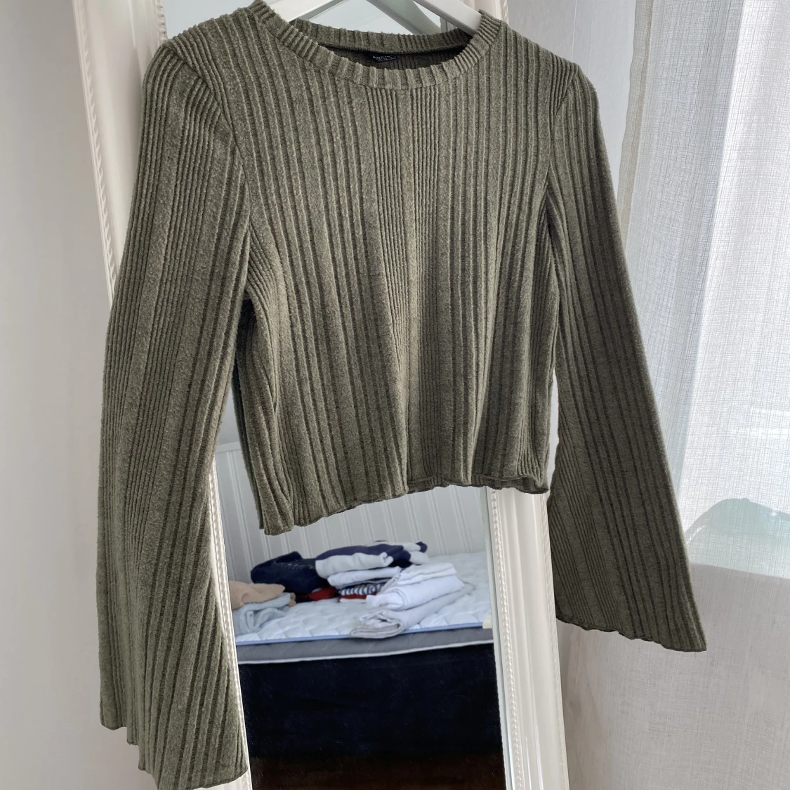 Tröja med trumpetärmar