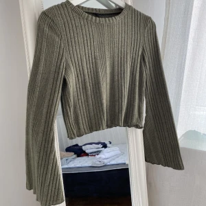 Tröja med trumpetärmar - Tröja med trumpetärmar från Shein. Bara använd 1 gång!