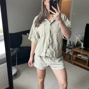 Set - Ljusgrönt det från H&M i ”handduks material”. Storlek S💕 150kr för hela setet