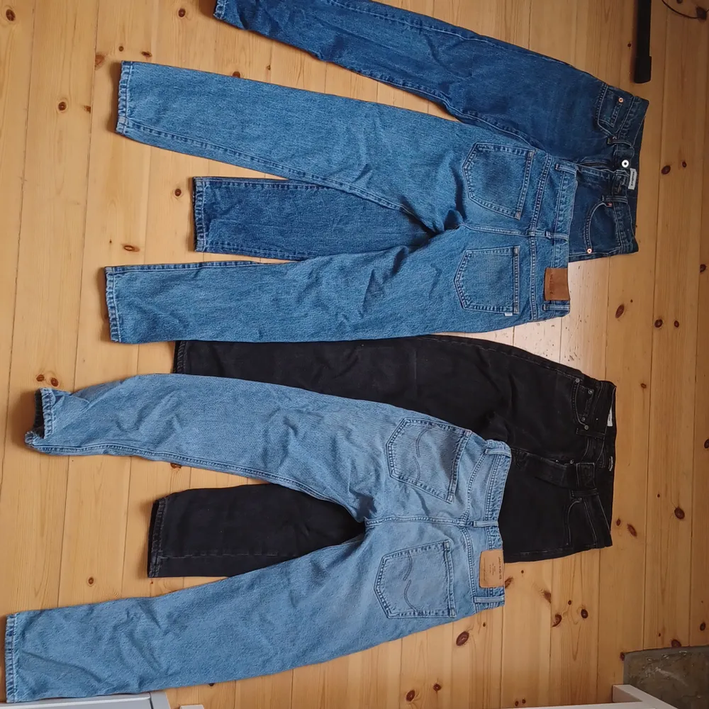 Tja! Säljer 4 par jeans! Ett par för 100 men om man köper alla fyra på en gång blir det 300. De två blå jeansen är av märket woodbird och de är i storlek 26/32. De svarta och ljusa jeansen är från jack n jones och är i storlek 28/32. Dm innan köp!. Jeans & Byxor.