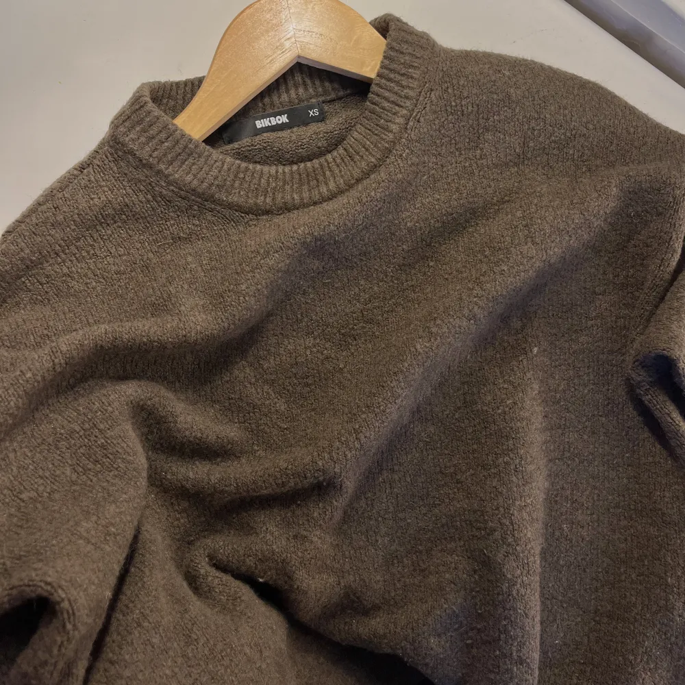Brun stickad tröja från bikbok Jättefin passform🤎 Tryck på ”köp nu” om du vill köpa ⚡️. Stickat.