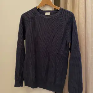 100 % bomulls tröja från varumärket John Henric. Tröjan är i storleken S. Tröjan är använd ett fåtal gånger och därför i mycket gott skick. Tröjan är i en marinblå färg och med en lätt ribbad textur.