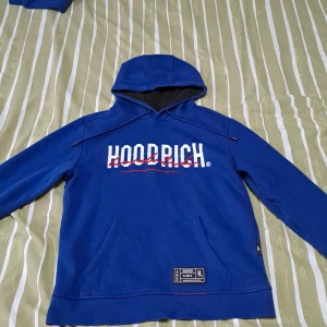 Hoodrich - Har används få tal gånger, byxan är XS och hoodien är S.  Man kan också köpa bara byxan eller hoodien.  Hoodien för 450kr Byxan för 400kr