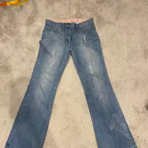 Superfina jeans med detaljer, säljer pga att dom inte längre används, dragkedjan är lite trasig men de funkar , använd gärna köp nu