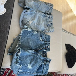2 par jeans shorts -  mörkblå och ljusblå shorts som man kan köpa tillsammans eller separat. Ljusblåa från HM och mörkblåa från costume. Hög/ mellan midjade. Skriv för mått o mer🤍