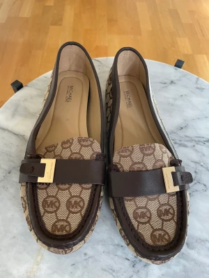 Michael Kors loafers - Michael Kors loafers, nyskick. Storlek 38 1/2. Skorna är köpta i USA. 