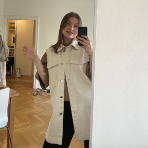 Jeans väst  - Jeans väst i benvit färg frön H&M Med silverfärgade knappar.  Använd ca 2ggr så den är i fint skick. 