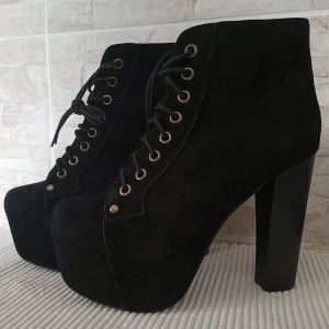 Jeffrey Campbell 37 - Nya och oanvända Boots från Jeffrey Campbell - Följer med original kartong - Mocka imitation - Nypris 1895 kr - Kan skickas, köpare står för frakt 