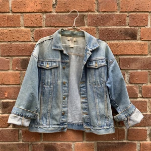 Jeansjacka - Jeansjacka från märket French Toast i snyggt begagnat skick!  Avslappnad passform. Perfekt som vårjacka och höstjacka!