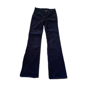 Manchester byxor - Säljer mina jättesnygga lågmidjade manchesterbyxor! De är använda 1 gång då jag inte tycker att de passade min stil. Benen på byxorna är bootcut/raka (se sista bilden) . Nyskick! 