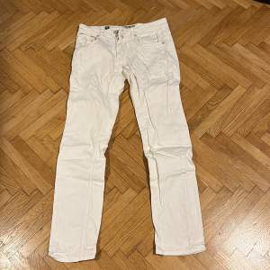 Vita jeans, storlek 31/32