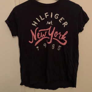 Hilfiger T-Shirt - Fint t-shirt från tommy hilfiger i storlek S!🌸