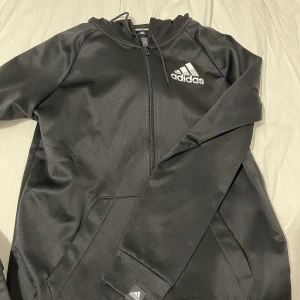 Adidas zip  - Oanvänd adidas zip hoodie