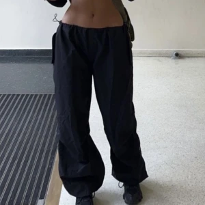 Paracute byxor - Säljer paracute byxor från hm. Säljer för att jag inte använder dem. Sköna och stretchiga, man kan även knyta åt dem mer vid sidan av höfterna💕