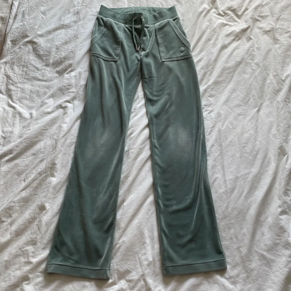 INTRESSEKOLL: Undrar om någon är intresserad av mitt Juicy set i färgen chinois green. Dom är köpta i Jan 23 på Juicy Coutures hemsida. Byxorna är rättså använda men tröjan är Max använd 5 gånger och båda är i bra skick. FÖRESLÅ PRIS! Kan köpas separat.. Jeans & Byxor.