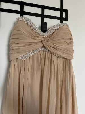 Klänning  - Festklänning säljes i strl XS/34. Knappt använd och i gott skick