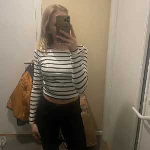 Topp - Jätte skön och fin topp! Djup i ryggen, köparen står för frakten💛