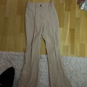 Högmidjade byxor  - Oanvända 