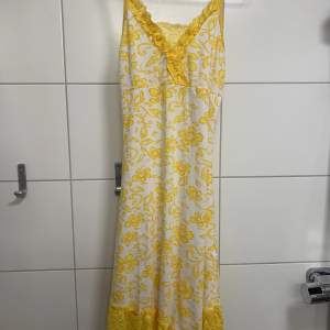Somrig klänning med gula blommor och spets 🌼
