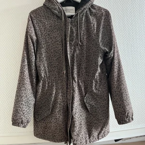 Leopardmönstrad jacka från Obey  - Jacka från Obey med tunt foder. Leopardmönster i militärgrönt/khaki. Dragsko i midjan och längst ned, går att dra åt mer än på bilderna. Bra skick! Längd 75cm. Bredd axlar 49cm. Bredd under ärmarna 47cm. 