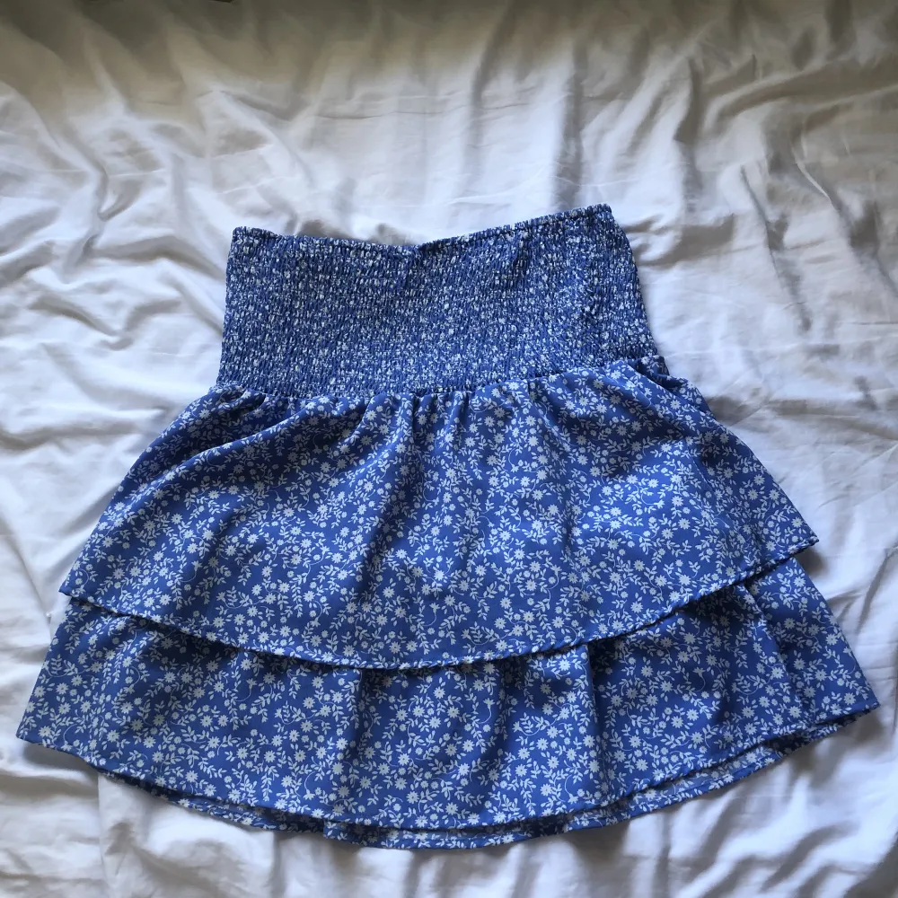 En jättefin tvåvilangig kjol från SEASIDE!! Använd ca 2 gånger och köpt förra sommaren. Säljer nu då den inte kommer till användning och är lite för stor. Passar de som har M och L men den är i storlek L🛍️💖. Kjolar.