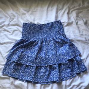 En jättefin tvåvilangig kjol från SEASIDE!! Använd ca 2 gånger och köpt förra sommaren. Säljer nu då den inte kommer till användning och är lite för stor. Passar de som har M och L men den är i storlek L🛍️💖