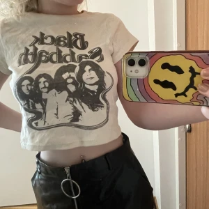 Storlek S - T-shirt med Black Sabbath tryck